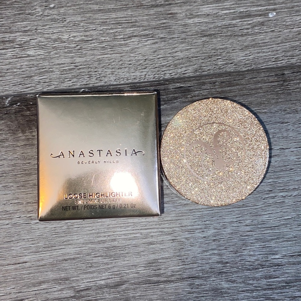 Anastasia Beverly Hills Loose Highlighter in “Vegas”.
